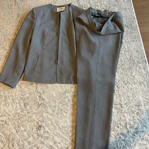 Women Kasper Pant Suit-Like new condition